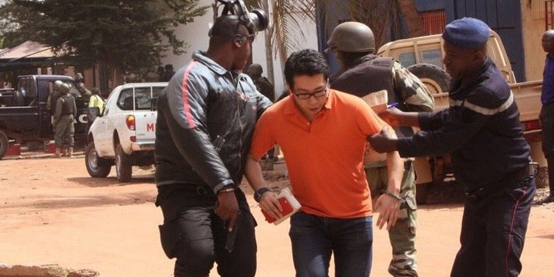 Le traitement médiatique de la sanglante prise d'otage de l'hôtel Radisson à Bamako, ne fait pas l'unanimité.