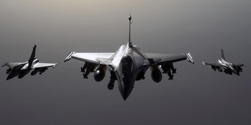 Des chasseurs Rafale français volant en direction de la Syrie, le 27 septembre 2015, dans une photo du ministère de la Défense. (ARMEE DE L'AIR / AFP)